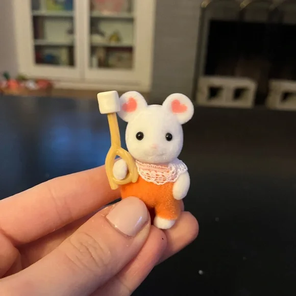 Calico Critters Baby Surprise Outdoor Series White Mouse with Marshmallow - Picture 1 of 1